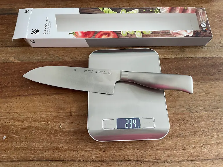 Küchenmesser WMF im Gewichts-Test eher schwer mit 234 g